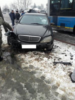 В Алматы автомобиль врезался в столб и столкнулся с автобусом