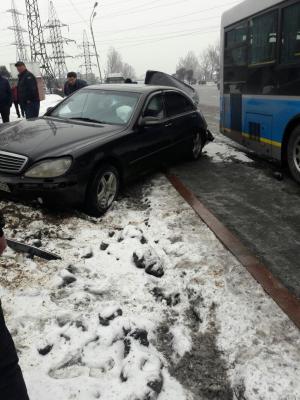 В Алматы автомобиль врезался в столб и столкнулся с автобусом