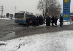 В Алматы автомобиль врезался в столб и столкнулся с автобусом