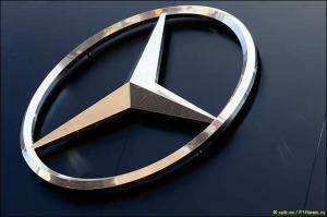 В Mercedes завели мотор на машине 2017 года
