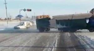 Видео ДТП груженого "КамАЗа" под Костанаем ужаснуло Сеть