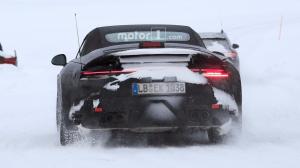 Кабриолет Porsche 911 2019 выехал на зимние испытания
