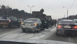 На МКАД иномарка протаранила военную колонну из БТР