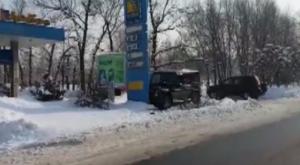 Внедорожник врезался в стенд АЗС в Алматы