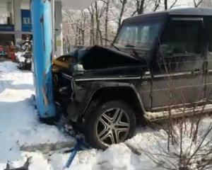 Внедорожник врезался в стенд АЗС в Алматы