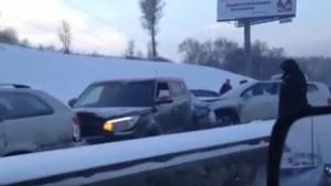 На МКАД в ДТП попали около 10 автомобилей