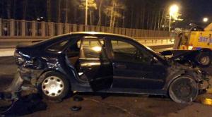 Попал в мертвую зону: на МКАД Renault после столкновения с фурой снес шесть метров ограждения