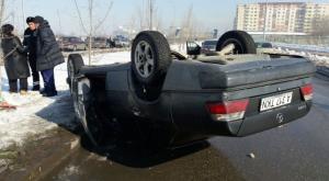 ДТП по проспекту Рыскулова в Алматы: Mercedes врезался в малолитражку и перевернулся