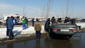 ДТП по проспекту Рыскулова в Алматы: Mercedes врезался в малолитражку и перевернулся
