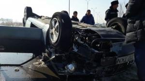 ДТП по проспекту Рыскулова в Алматы: Mercedes врезался в малолитражку и перевернулся