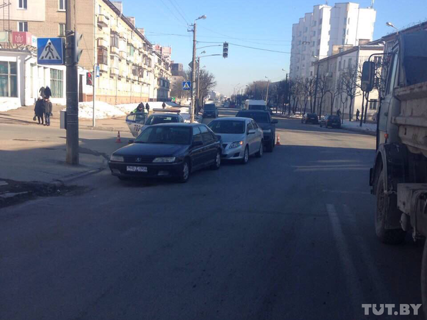 В Минске водителю VW стало плохо за рулем: он протащил два автомобиля через перекресток