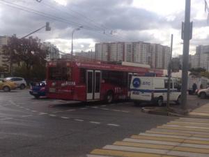 Троллейбус столкнулся с легковым автомобилем в Москве