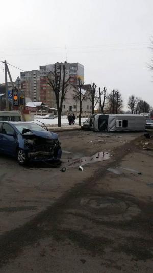 В Минске после столкновения с Toyota опрокинулась маршрутка c пассажирами, есть пострадавшие