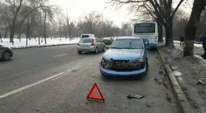 В Алматы автобус на полном ходу врезался в автомобиль на буксире