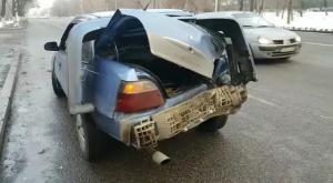 В Алматы автобус на полном ходу врезался в автомобиль на буксире