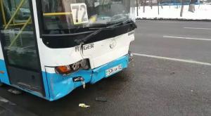 В Алматы автобус на полном ходу врезался в автомобиль на буксире