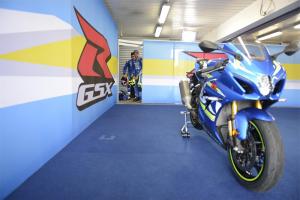 Андреа Янноне и Алекс Ринс протестировали супербайк Suzuki GSX-R1000R 2017