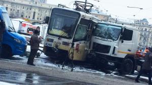 В центре Москвы столкнулись трамвай, грузовик и автобус