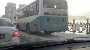 Езда по тротуарам может стоить работы двум водителям автобусов в Алматы