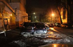 В Алматы девушка за рулем Ниссана врезалась в Тойоту, водитель которой нарушил ПДД