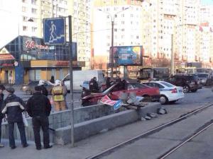 В Петербурге Audi столкнулась с иномаркой и влетела в подземный переход