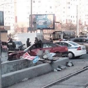 В Петербурге Audi столкнулась с иномаркой и влетела в подземный переход 