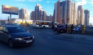 В Петербурге Audi столкнулась с иномаркой и влетела в подземный переход 
