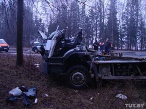 В Витебской области грузовой Mercedes вылетел в кювет и врезался в дерево