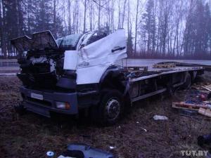 В Витебской области грузовой Mercedes вылетел в кювет и врезался в дерево 
