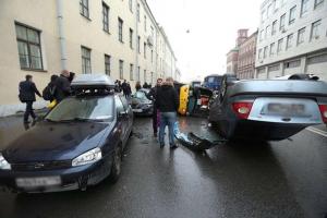 Трактор выехал на встречную полосу и протаранил пять машин в Петербурге