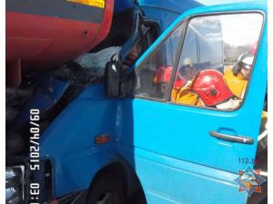 На МКАД VW врезался в МАЗ дорожников