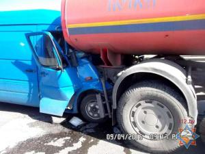 На МКАД VW врезался в МАЗ дорожников 