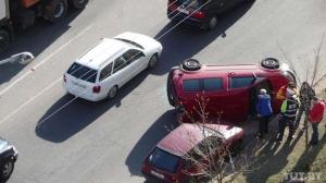 В Минске МАЗ протаранил и опрокинул Volkswagen 