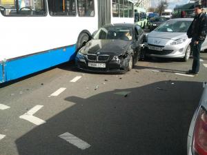 В Минске Peugeot вылетел на оживленный перекресток на красный и врезался в BMW, которую отбросило в троллейбус