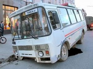 Маршрутка провалилась под землю у томской мэрии