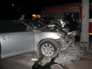 ДТП в Киеве: на проспекте Победы у метро Нивки Toyota Camry разбилась о столб