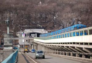 В Киеве ограничат движение по мосту Метро и Южному мосту
