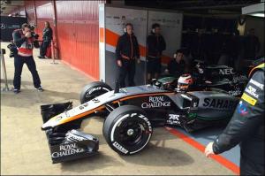 Force India VJM08 покинула боксы