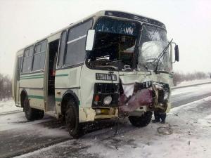 В Тюменской области грузовик врезался в автобус, который вез детей в школу