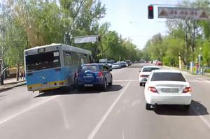 Водители автобусов в Алматы устроили гонки на встречной полосе