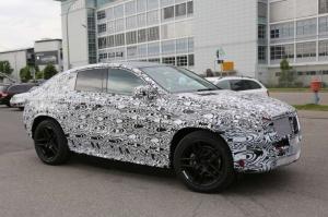 Новый кроссовер Mercedes-Benz подловили во время тестов