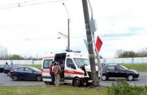 В Минске скорая с ребенком-пациентом столкнулась с грузовиком и врезалась в столб