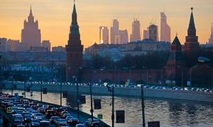 В центре Москвы легковушка врезалась в фуру, погиб один человек
