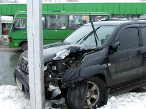 В Актау автомобиль врезался в опору рекламной конструкции