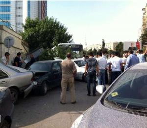 В Баку автобус протаранил 6 автомобилей на Советской