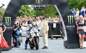 Майкл Данлоп выиграл 2-ую гонку Supersport TT 2014