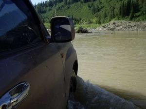 Land Cruiser «улетел» в речку в Алматы