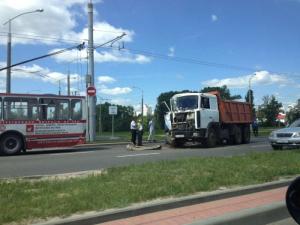 В Минске столкнулись троллейбус и груженый "МАЗ": водителя грузовика пришлось деблокировать