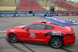 Ford представил пейс-кар Mustang GT 2015