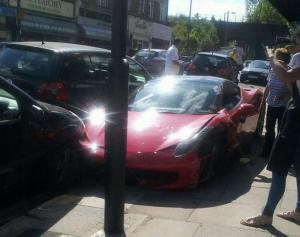В Лондоне Ferrari 458 Italia «прошлась» по припаркованным автомобилям